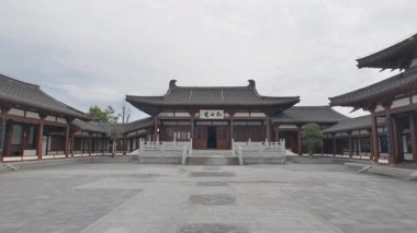 Xinchang İlçesi, Çin 'in Zhejiang eyaletini tıraş ediyor - 8 Mart 2022, parkta geleneksel mimari. Yüksek kalite 4k görüntü