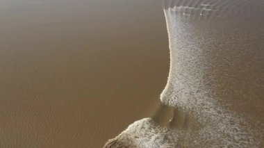 Çin 'deki Qiantang Nehri' ndeki gelgitlerin hava görüntüsü. Yüksek kalite 4k görüntü