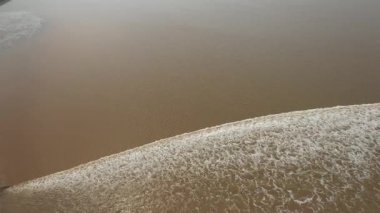 Çin 'deki Qiantang Nehri' ndeki gelgitlerin hava görüntüsü. Yüksek kalite 4k görüntü