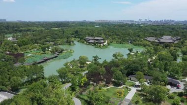 Yangzhou 'daki Slender Batı Gölü' nün doğal manzarası ve tarihi mimarisi Jiangsu, Çin. Yüksek kalite 4k görüntü