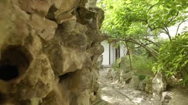 He Garden, Yangzhou, Jiangsu, Çin 'deki tarihi mimari ve doğal manzara. Yüksek kalite 4k görüntü