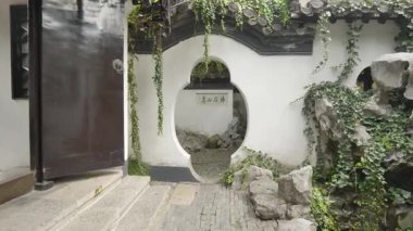 He Garden, Yangzhou, Jiangsu, Çin 'deki tarihi mimari ve doğal manzara. Yüksek kalite 4k görüntü