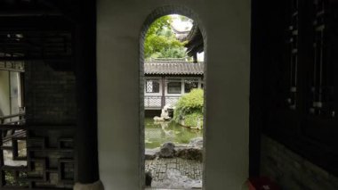 He Garden, Yangzhou, Jiangsu, Çin 'deki tarihi mimari ve doğal manzara. Yüksek kalite 4k görüntü