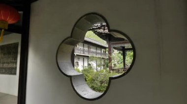 He Garden, Yangzhou, Jiangsu, Çin 'deki tarihi mimari ve doğal manzara. Yüksek kalite 4k görüntü