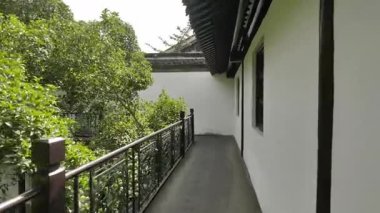 He Garden, Yangzhou, Jiangsu, Çin 'deki tarihi mimari ve doğal manzara. Yüksek kalite 4k görüntü
