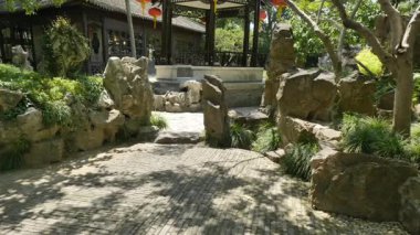 Ge Garden, Yangzhou, Jiangsu, Çin 'deki tarihi mimari ve doğal manzara. Yüksek kalite 4k görüntü