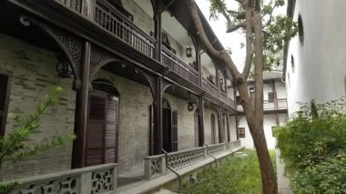 He Garden, Yangzhou, Jiangsu, Çin 'deki tarihi mimari ve doğal manzara. Yüksek kalite 4k görüntü