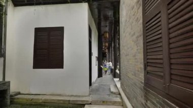 He Garden, Yangzhou, Jiangsu, Çin 'deki tarihi mimari ve doğal manzara. Yüksek kalite 4k görüntü