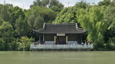 Doğal manzara ve Yangzhou 'daki Slender West Lake' in tarihi Çin mimarisi. Yüksek kalite 4k görüntü