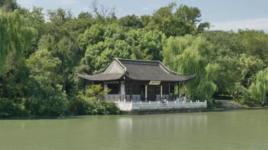 Doğal manzara ve Yangzhou 'daki Slender West Lake' in tarihi Çin mimarisi. Yüksek kalite 4k görüntü