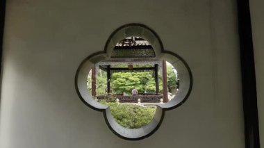 He Garden, Yangzhou, Jiangsu, Çin 'deki tarihi mimari ve doğal manzara. Yüksek kalite 4k görüntü