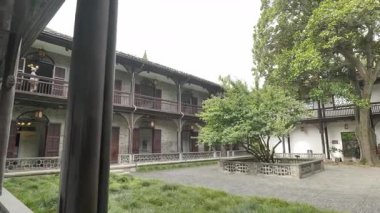 He Garden, Yangzhou, Jiangsu, Çin 'deki tarihi mimari ve doğal manzara. Yüksek kalite 4k görüntü