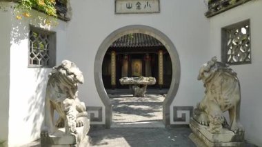 Doğal manzara ve Yangzhou 'daki Slender West Lake' in tarihi Çin mimarisi. Yüksek kalite 4k görüntü