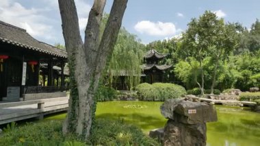 Ge Garden, Yangzhou, Jiangsu, Çin 'deki tarihi mimari ve doğal manzara. Yüksek kalite 4k görüntü