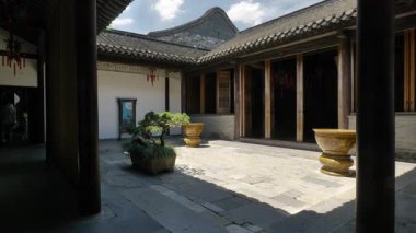 Ge Garden, Yangzhou, Jiangsu, Çin 'deki tarihi mimari ve doğal manzara. Yüksek kalite 4k görüntü