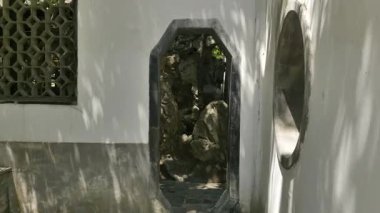 Ge Garden, Yangzhou, Jiangsu, Çin 'deki tarihi mimari ve doğal manzara. Yüksek kalite 4k görüntü