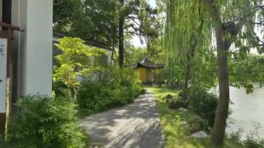 Doğal manzara ve Yangzhou 'daki Slender West Lake' in tarihi Çin mimarisi. Yüksek kalite 4k görüntü