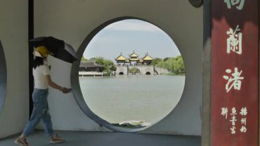 Doğal manzara ve Yangzhou 'daki Slender West Lake' in tarihi Çin mimarisi. Yüksek kalite 4k görüntü