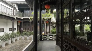 He Garden, Yangzhou, Jiangsu, Çin 'deki tarihi mimari ve doğal manzara. Yüksek kalite 4k görüntü