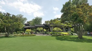 Ge Garden, Yangzhou, Jiangsu, Çin 'deki tarihi mimari ve doğal manzara. Yüksek kalite 4k görüntü