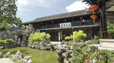 Ge Garden, Yangzhou, Jiangsu, Çin 'deki tarihi mimari ve doğal manzara. Yüksek kalite 4k görüntü