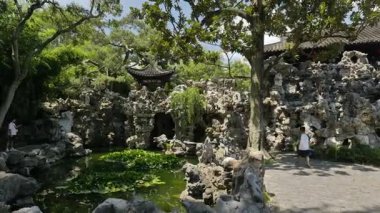 Ge Garden, Yangzhou, Jiangsu, Çin 'deki tarihi mimari ve doğal manzara. Yüksek kalite 4k görüntü