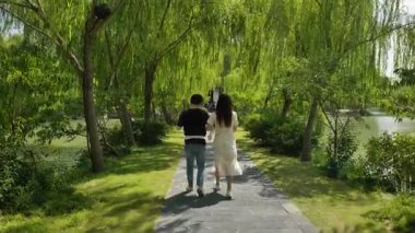 Doğal manzara ve Yangzhou 'daki Slender West Lake' in tarihi Çin mimarisi. Yüksek kalite 4k görüntü