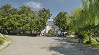 Doğal manzara ve Yangzhou 'daki Slender West Lake' in tarihi Çin mimarisi. Yüksek kalite 4k görüntü