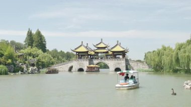 Doğal manzara ve Yangzhou 'daki Slender West Lake' in tarihi Çin mimarisi. Yüksek kalite 4k görüntü