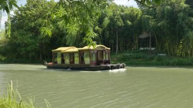 Doğal manzara ve Yangzhou 'daki Slender West Lake' in tarihi Çin mimarisi. Yüksek kalite 4k görüntü