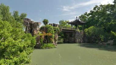 Doğal manzara ve Yangzhou 'daki Slender West Lake' in tarihi Çin mimarisi. Yüksek kalite 4k görüntü