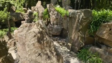 Ge Garden, Yangzhou, Jiangsu, Çin 'deki tarihi mimari ve doğal manzara. Yüksek kalite 4k görüntü