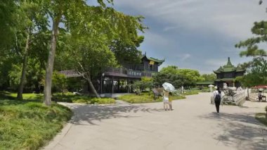 Doğal manzara ve Yangzhou 'daki Slender West Lake' in tarihi Çin mimarisi. Yüksek kalite 4k görüntü