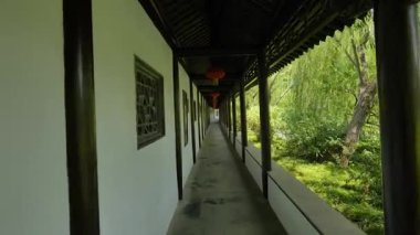 Doğal manzara ve Yangzhou 'daki Slender West Lake' in tarihi Çin mimarisi. Yüksek kalite 4k görüntü