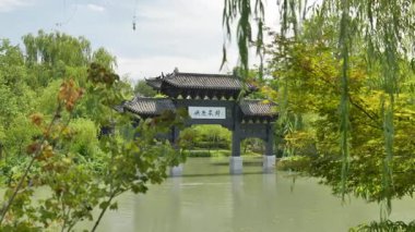 Doğal manzara ve Yangzhou 'daki Slender West Lake' in tarihi Çin mimarisi. Yüksek kalite 4k görüntü