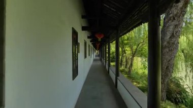 Doğal manzara ve Yangzhou 'daki Slender West Lake' in tarihi Çin mimarisi. Yüksek kalite 4k görüntü