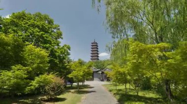 Doğal manzara ve Yangzhou 'daki Slender West Lake' in tarihi Çin mimarisi. Yüksek kalite 4k görüntü