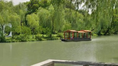 Doğal manzara ve Yangzhou 'daki Slender West Lake' in tarihi Çin mimarisi. Yüksek kalite 4k görüntü