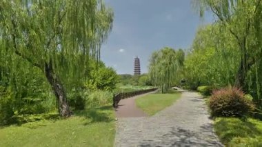Doğal manzara ve Yangzhou 'daki Slender West Lake' in tarihi Çin mimarisi. Yüksek kalite 4k görüntü