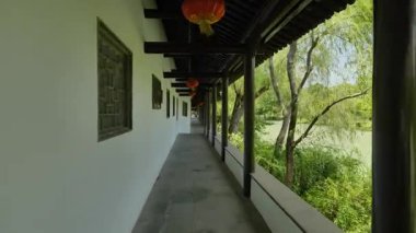 Doğal manzara ve Yangzhou 'daki Slender West Lake' in tarihi Çin mimarisi. Yüksek kalite 4k görüntü