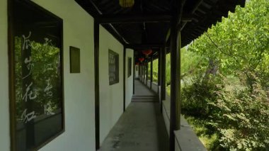 Doğal manzara ve Yangzhou 'daki Slender West Lake' in tarihi Çin mimarisi. Yüksek kalite 4k görüntü