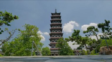 Yangzhou, Çin - 8 Mart 2022: Daming Tapınağı içinde manzara. Yüksek kalite 4k görüntü