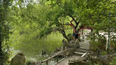 Yangzhou, Çin - 8 Mart 2022: Daming Tapınağı içinde manzara. Yüksek kalite 4k görüntü