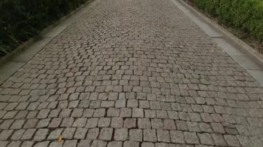 Waling kaldırım taşlarından yapılmış bir yolda, eski tarz bir kaldırım. Yüksek kalite 4k görüntü