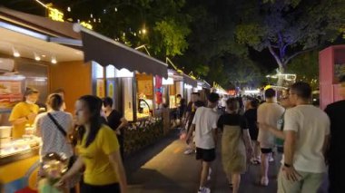 Slender West Lake, Yangzhou 'daki gece pazarı manzarası. Yüksek kalite 4k görüntü