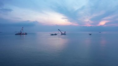Pingtan Adası, Fujian, Çin yakınlarında rüzgar enerjisi inşaatı için açık deniz vinci. Yüksek kalite 4k görüntü