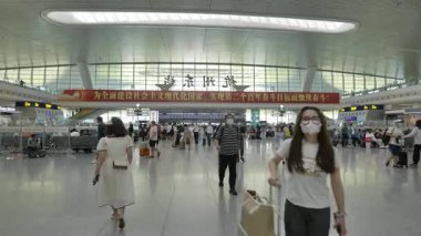 Tren istasyonu kalabalık ve hareketli, sürekli hareket ve gürültüyle dolu. Yüksek kalite 4k görüntü