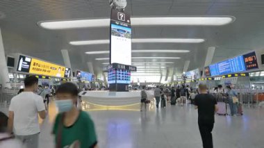 Tren istasyonu kalabalık ve hareketli, sürekli hareket ve gürültüyle dolu. Yüksek kalite 4k görüntü