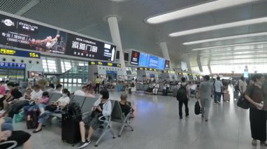 Tren istasyonu kalabalık ve hareketli, sürekli hareket ve gürültüyle dolu. Yüksek kalite 4k görüntü