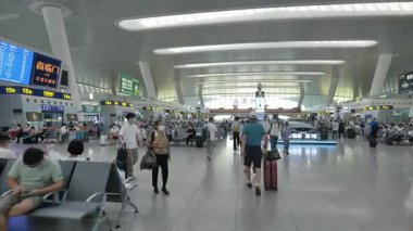 Tren istasyonu kalabalık ve hareketli, sürekli hareket ve gürültüyle dolu. Yüksek kalite 4k görüntü